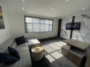 Modern One Bedroom Flat and Sofa Bed on High Street